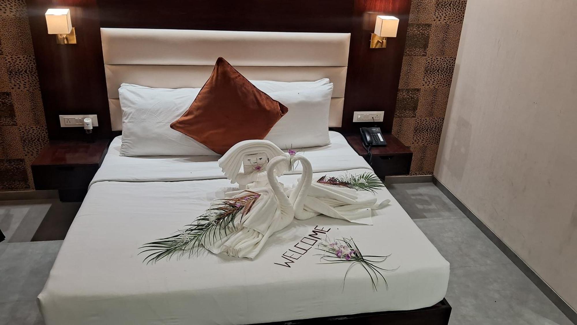 J P Hotel And Wedding Square Pilibhit Buitenkant foto